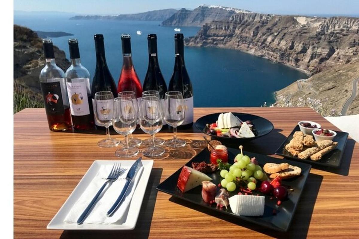 ένα τραπέζι με ποτήρια κρασιού και πιάτα με φαγητό