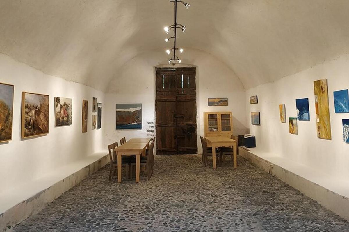 ένα δωμάτιο με ένα τραπέζι και μερικούς πίνακες στους τοίχους