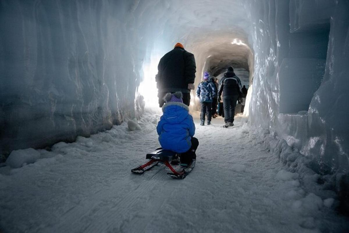 un groupe de personnes marchant dans un tunnel de neige
