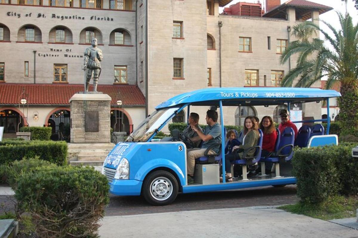 sekelompok orang yang naik bus biru