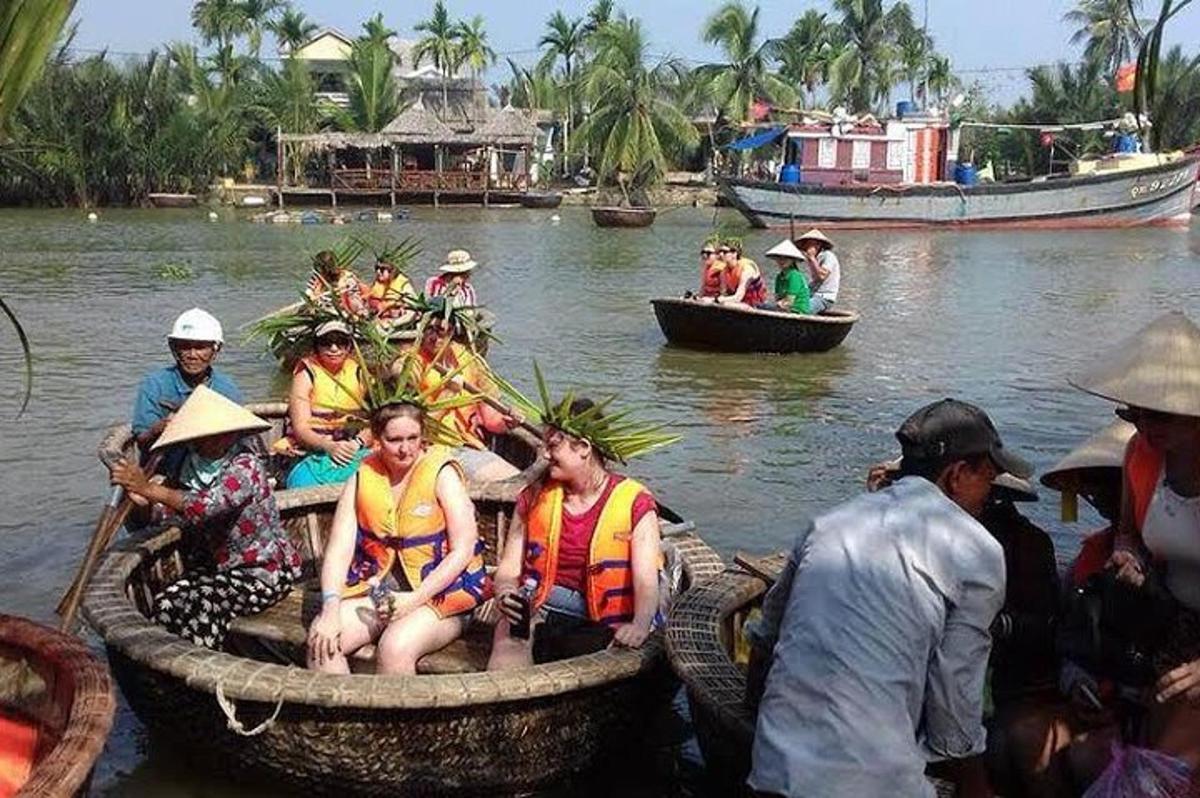 sekumpulan orang dalam bot di sungai