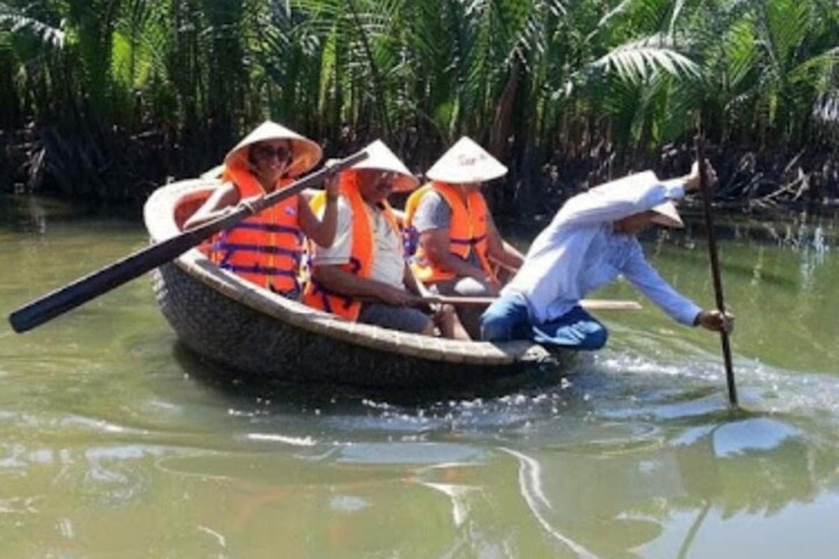 sekumpulan orang dalam bot di dalam air