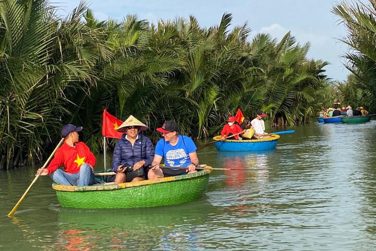 sekumpulan orang dalam bot di sungai
