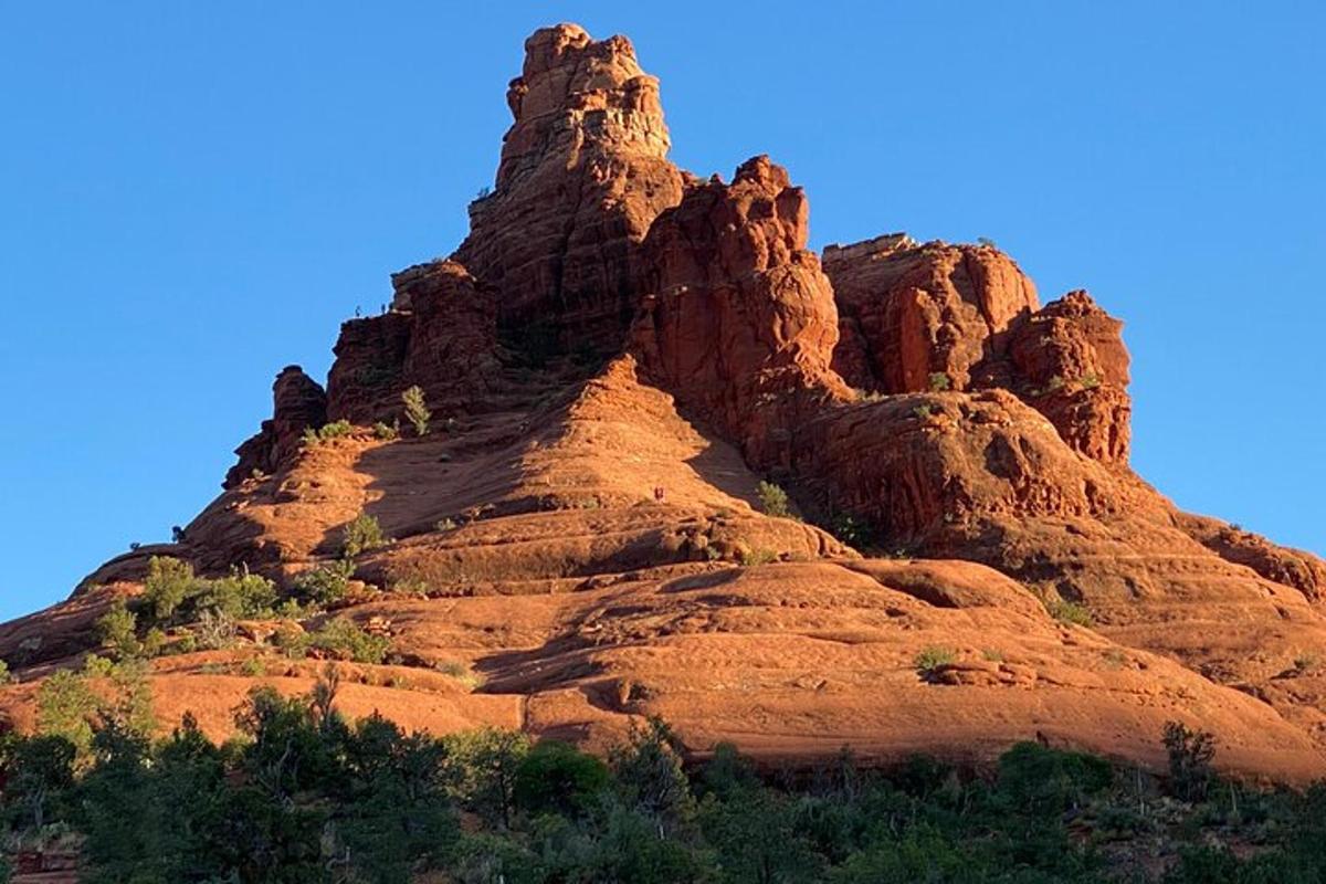 una formación rocosa con una montaña en el desierto