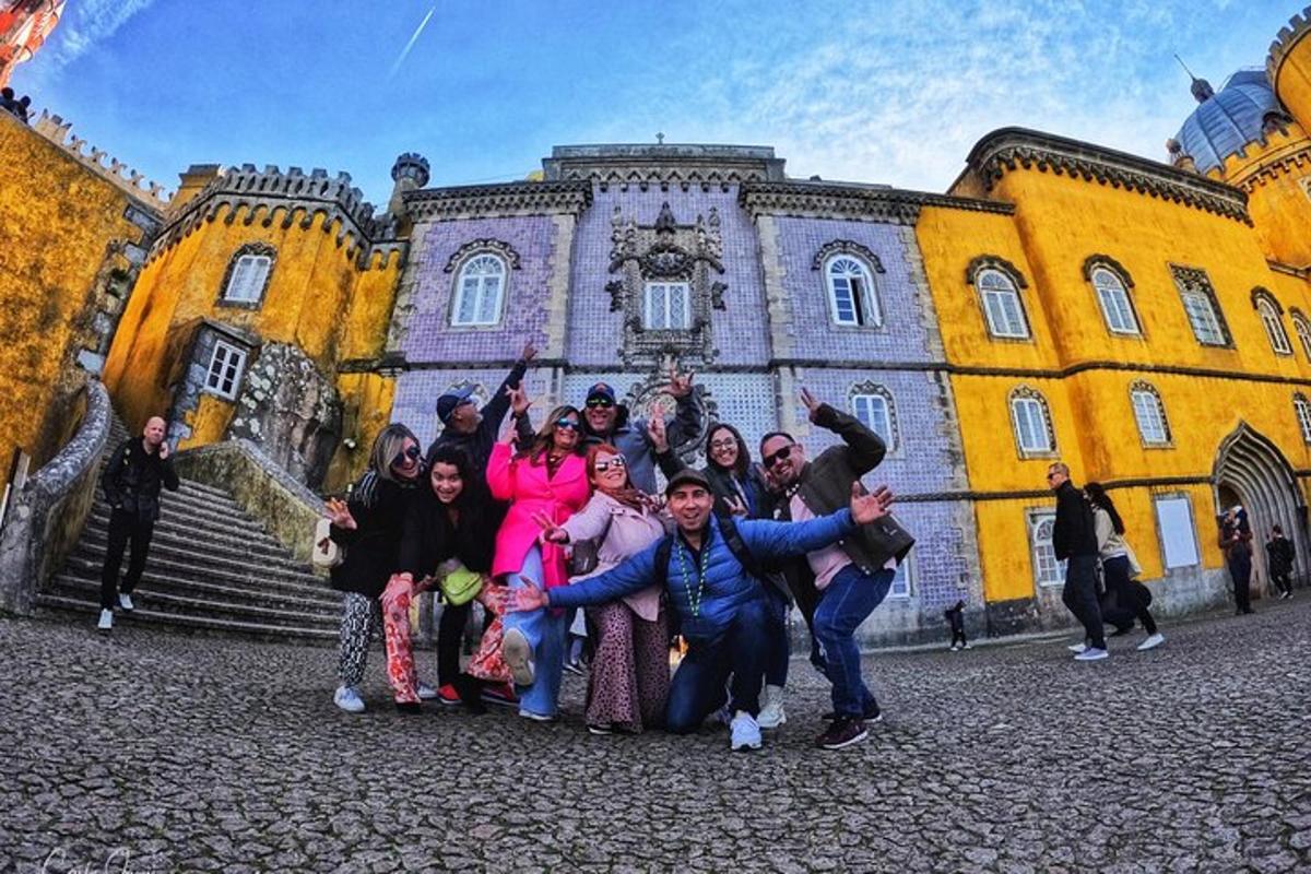 Un grupo de personas posando frente a un edificio.