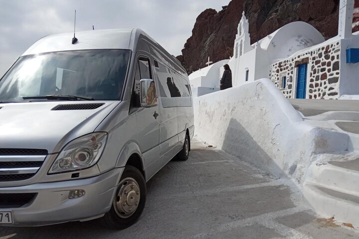 un furgone bianco parcheggiato in un parcheggio