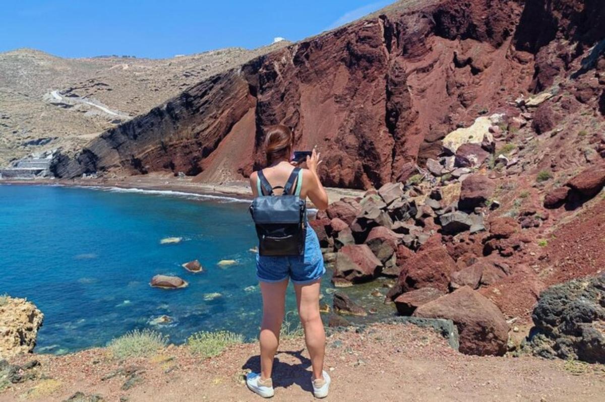 una donna che scatta una foto di uno specchio d'acqua