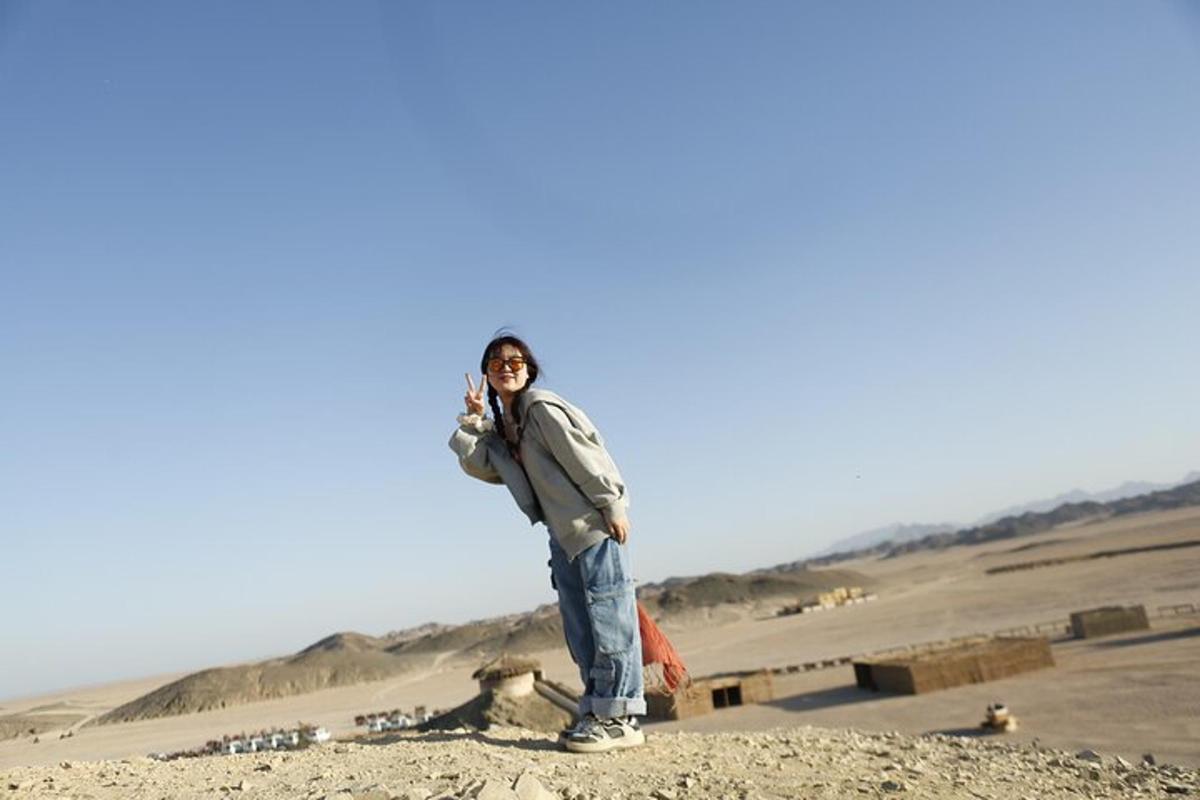 un uomo che parla al cellulare nel deserto
