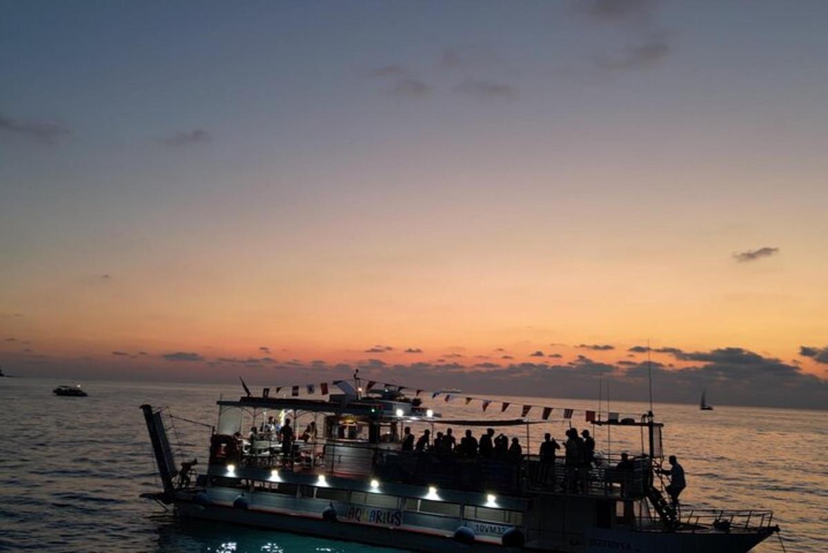 um grupo de pessoas em um barco na água