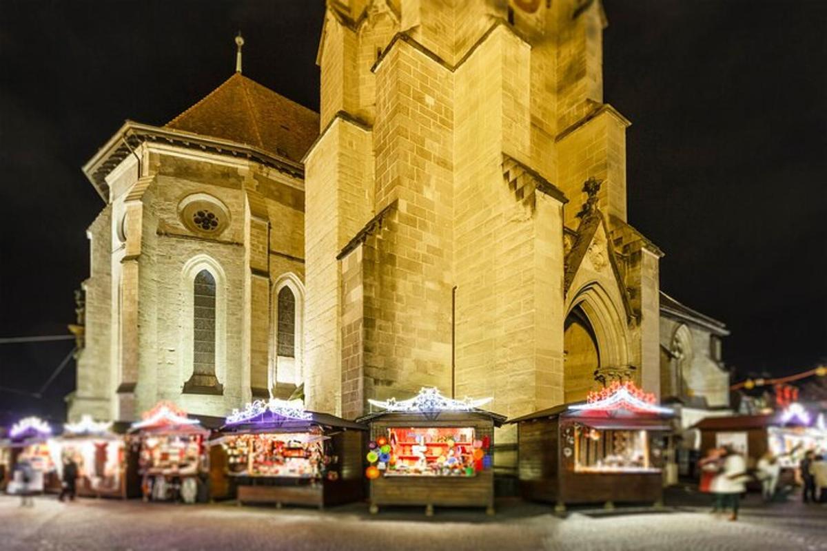 una chiesa con mercatini di Natale di fronte a un edificio