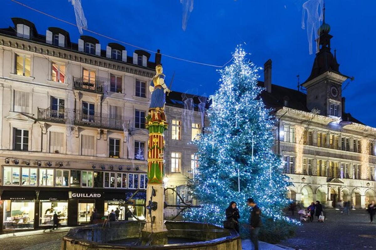 un albero di Natale e una fontana davanti a un edificio