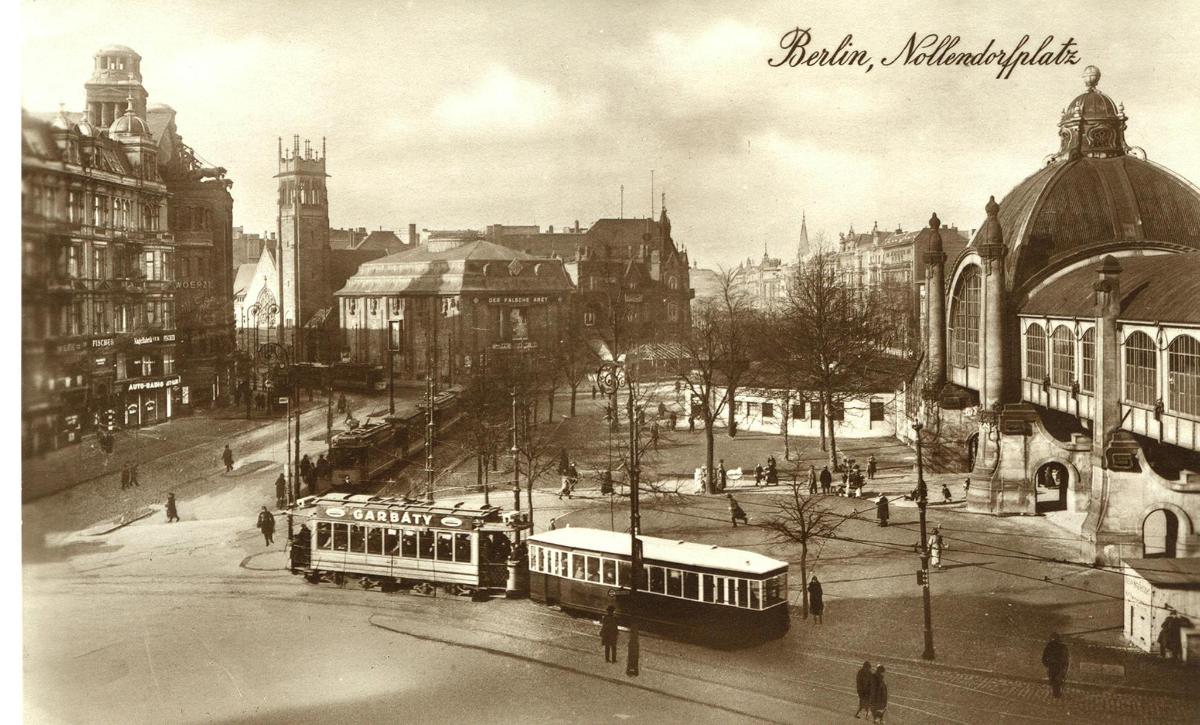 Una antigua fotografía en blanco y negro de una ciudad con un tren.