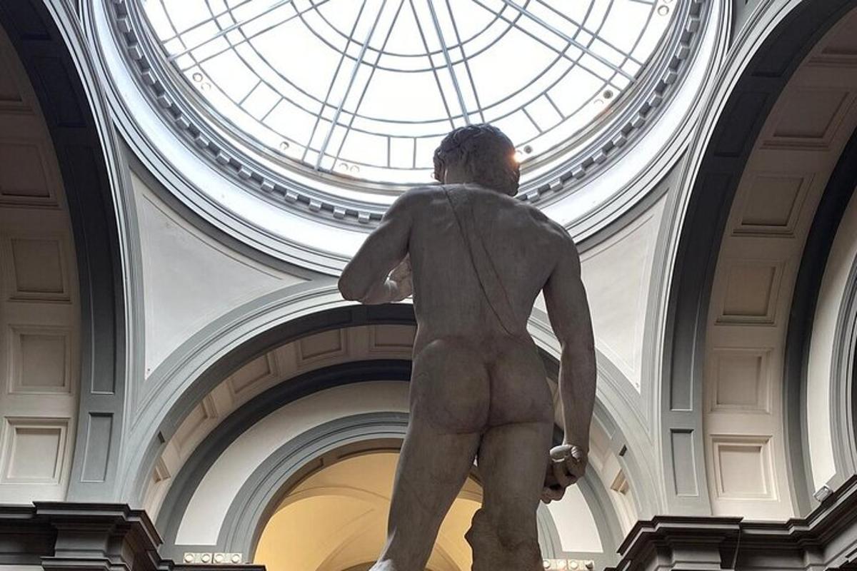 ένα άγαλμα ενός άνδρα σε ένα κτίριο με οροφή