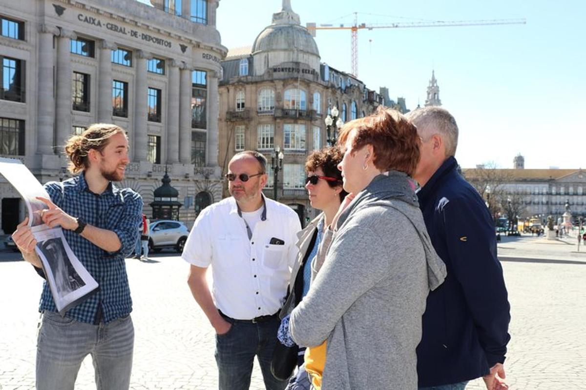 skupina lidí stojících před budovou