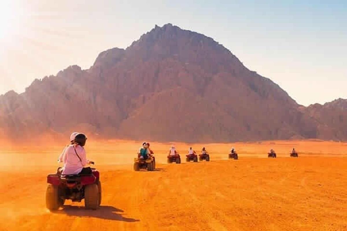 مجموعة من الأشخاص يركبون دراجات نارية في الصحراء