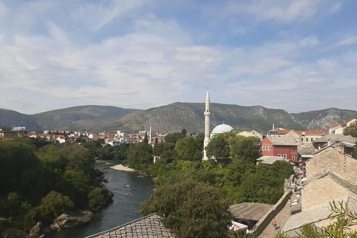 pohled na město s řekou a kostelem