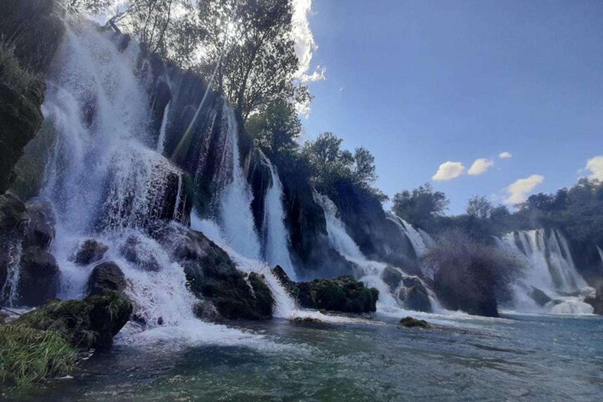 водопад с водой, падающей в реку