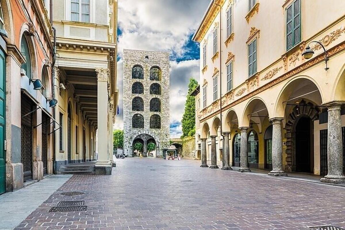 prazna ulica v mestu z zgradbami