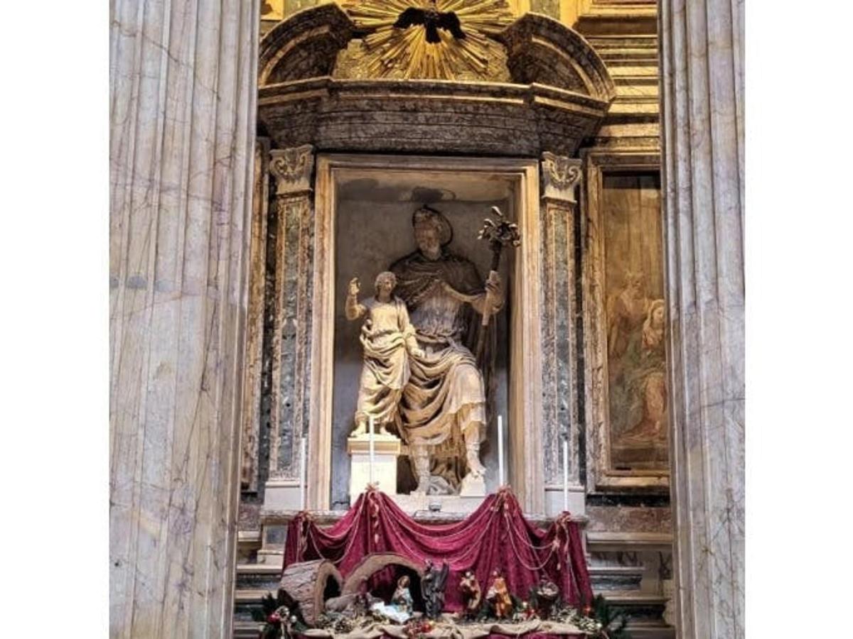 eine große Statue in einem Gebäude mit einem roten Vorhang
