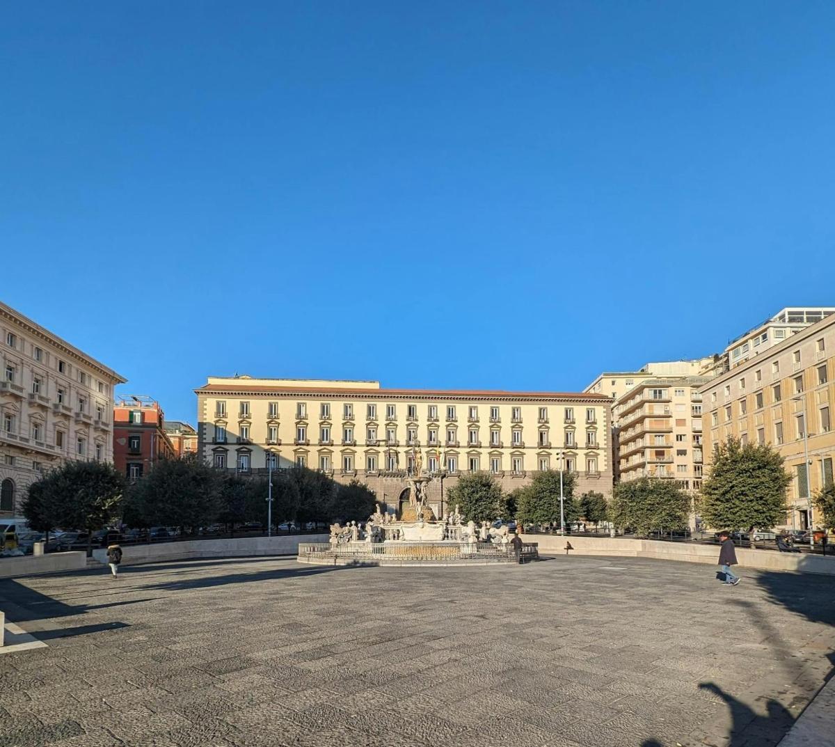 una gran plaza con una fuente frente a un edificio