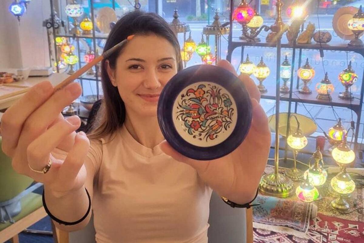 una mujer sosteniendo un plato con un palillo