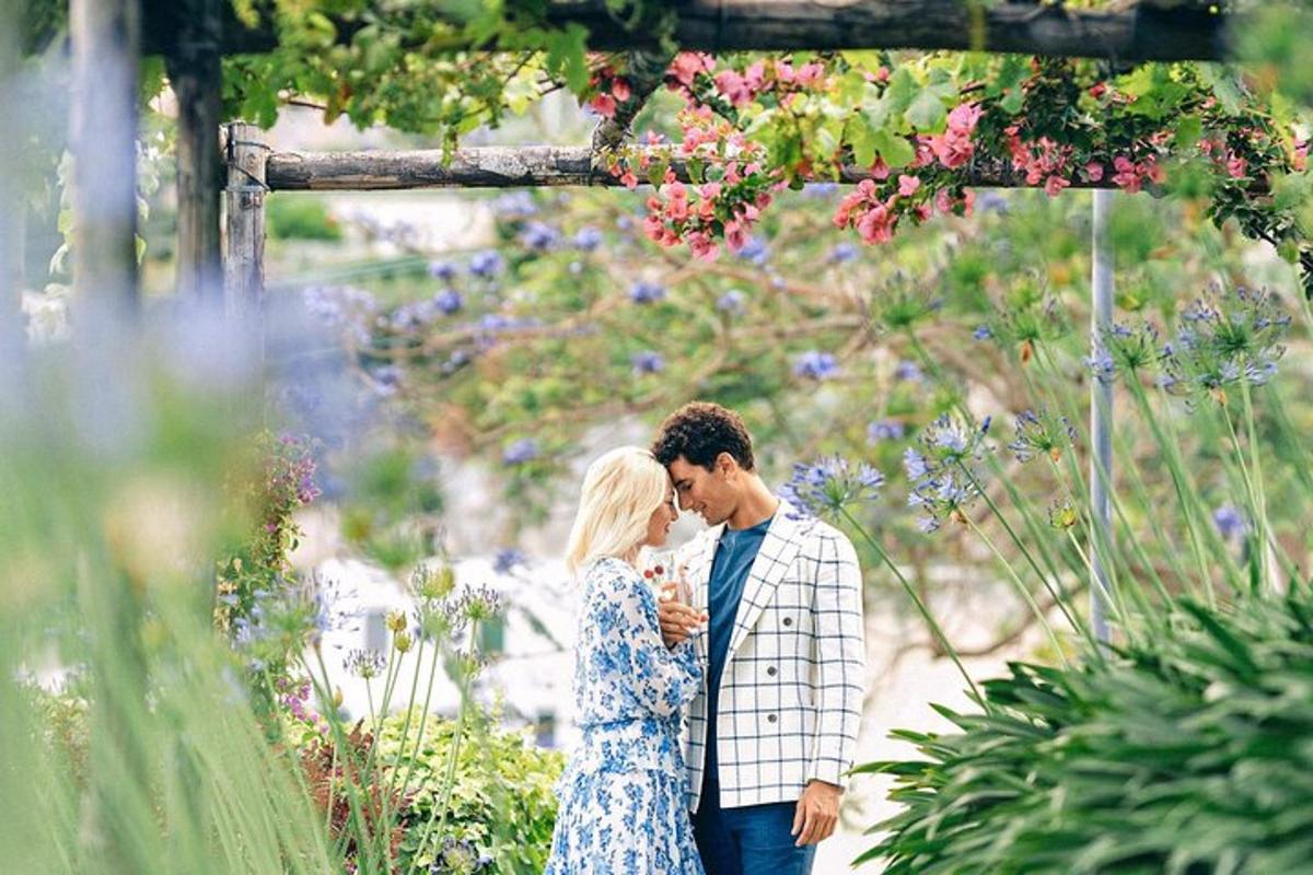 Un hombre y una mujer de pie en un jardín.