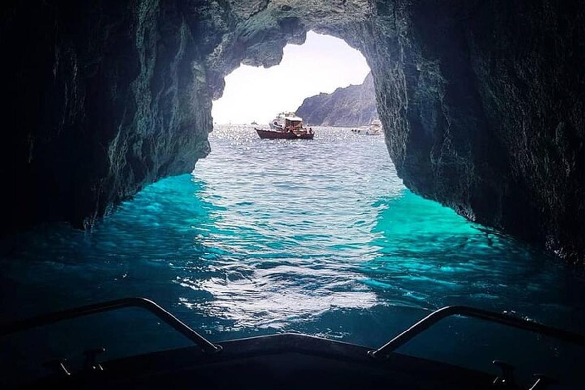 una barca in una grotta nell'acqua