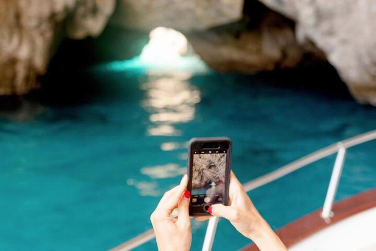 una persona che scatta una foto dell'acqua con un cellulare