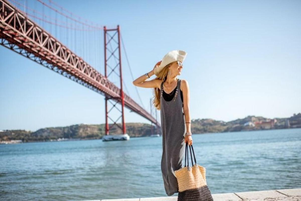 uma mulher parada em frente a uma ponte