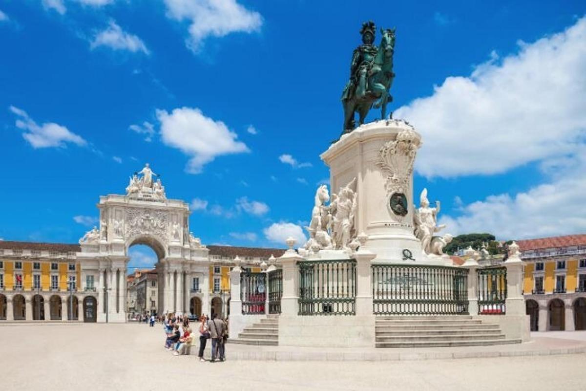 um grande edifício com uma estátua no meio