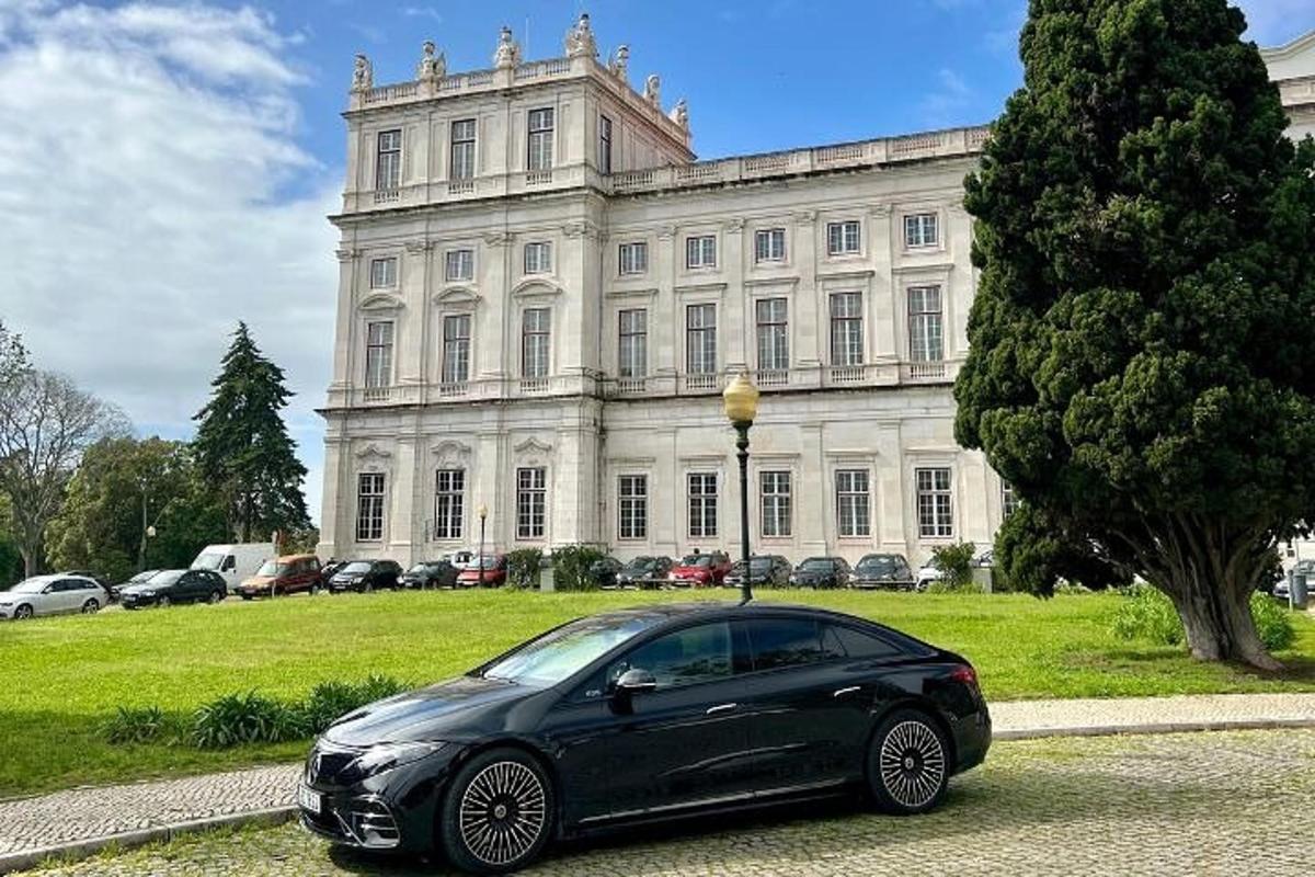 černé auto zaparkované před velkou budovou