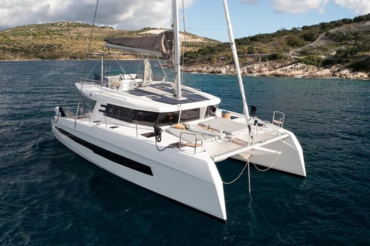 un vaixell blanc flotant a l'aigua de l'oceà