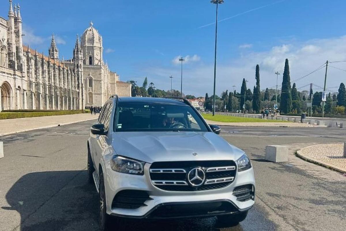egy fehér autó parkolt egy épület előtt
