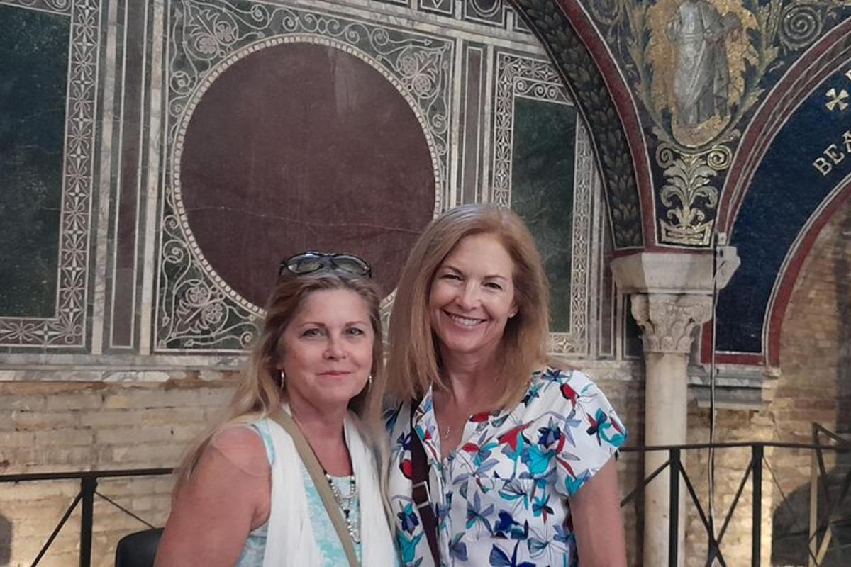due donne sono in piedi davanti a un edificio
