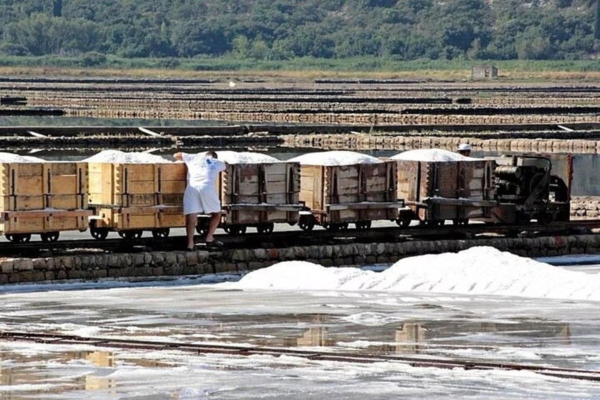 um homem está em pé em um vagão de trem