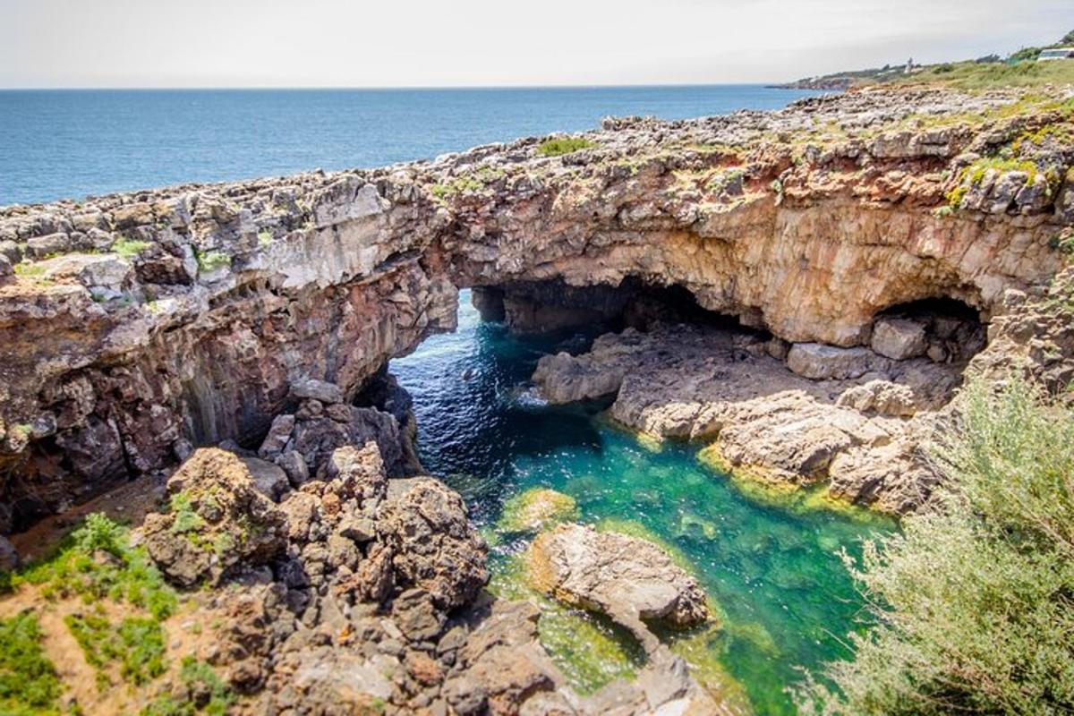 ein Bild einer Höhle an einer felsigen Küste