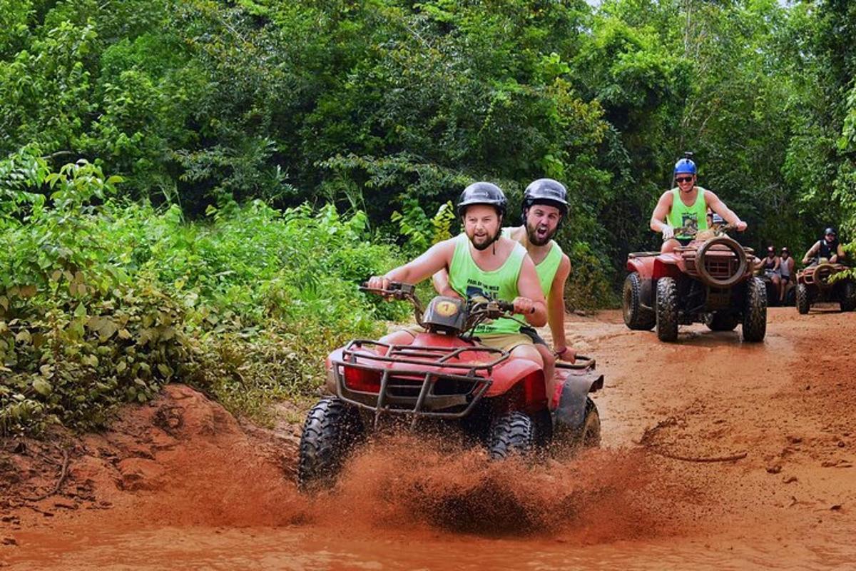 due uomini in sella a quad su una strada sterrata