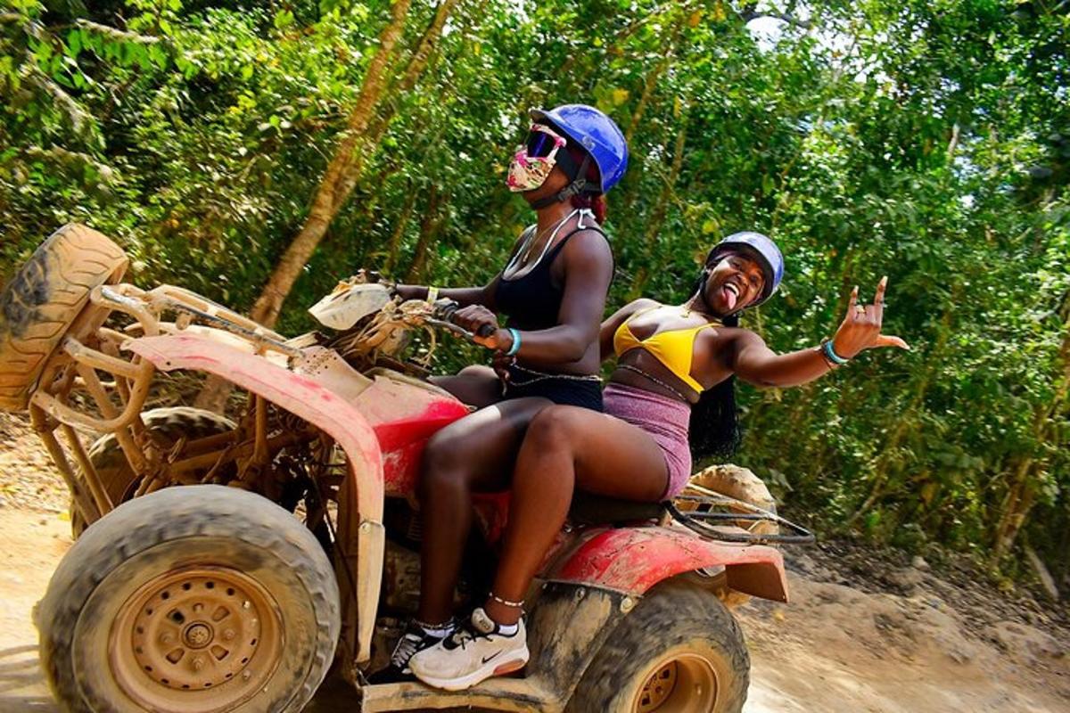 due donne sedute sul retro di una moto da cross