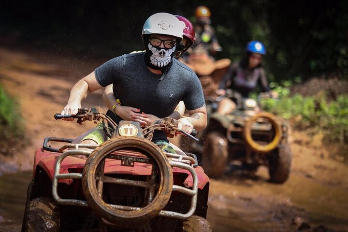 un uomo che guida un quad su una strada sterrata
