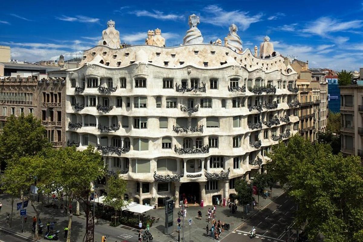 um grande edifício branco com estátuas no topo