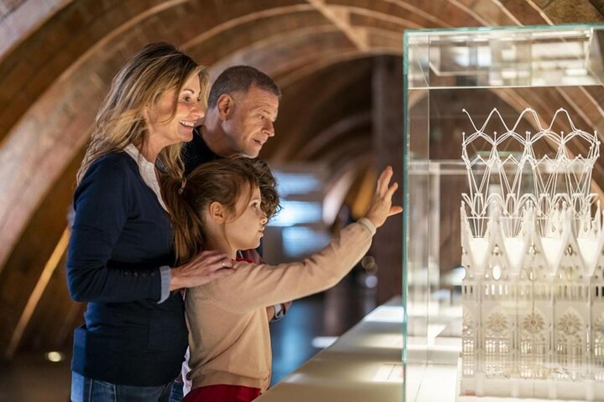 um homem e uma mulher olhando para uma exposição em um museu