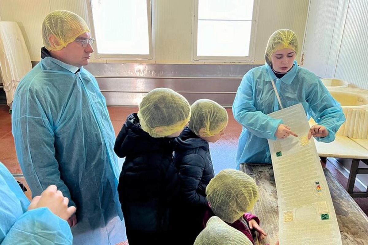 Un grupo de personas con la cabeza cubierta mirando un trozo de papel.