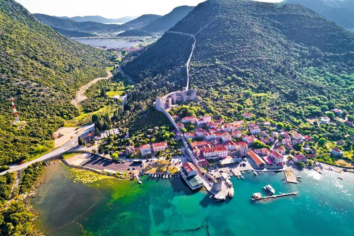 zračni pogled na majhen otok v vodi