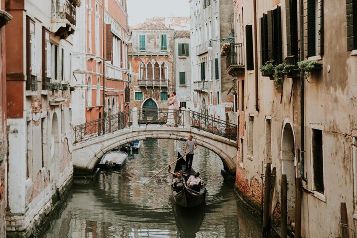 jambatan di atas terusan dengan gondola di dalam air