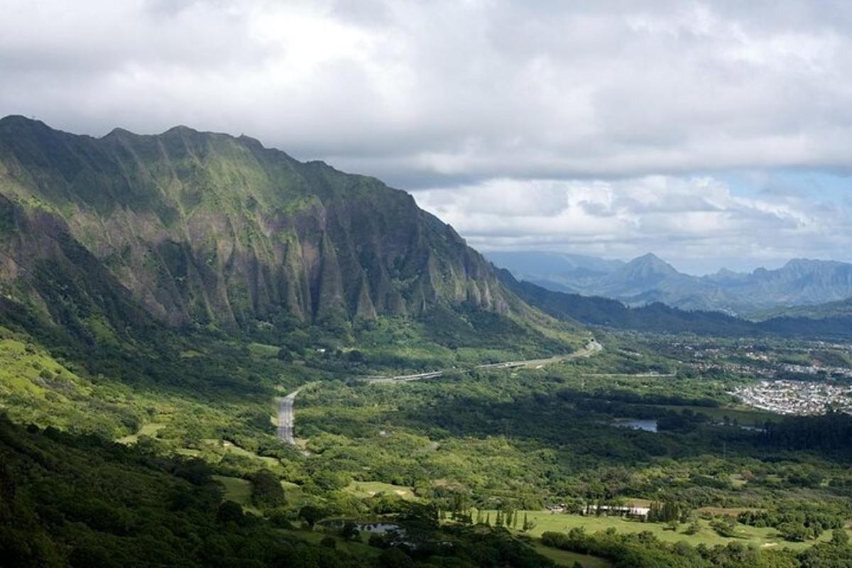 pemandangan lembah gunung dengan jalan berliku