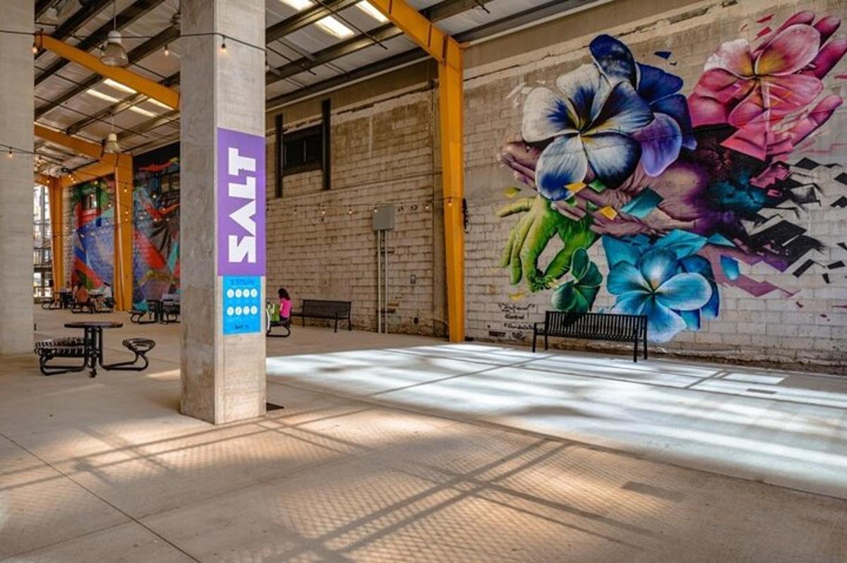 un mural de flors a la paret d'un edifici