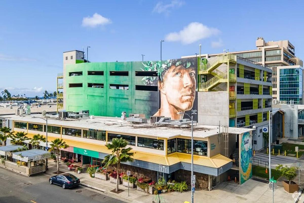 sebuah bangunan dengan mural besar seorang lelaki di atasnya