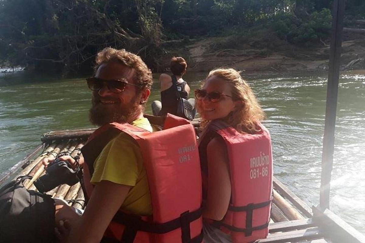 un uomo e una donna su una barca su un fiume