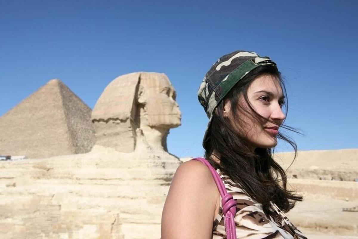 Una mujer parada frente a las pirámides