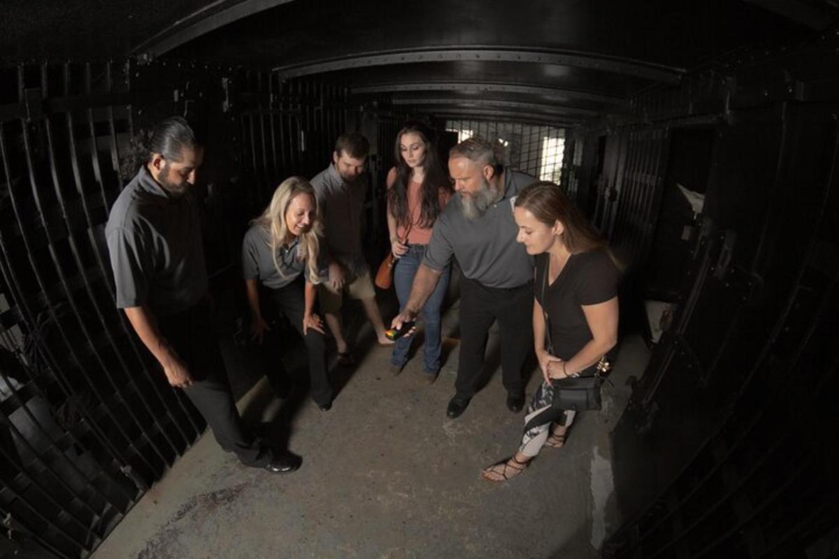 un gruppo di persone in piedi in un tunnel